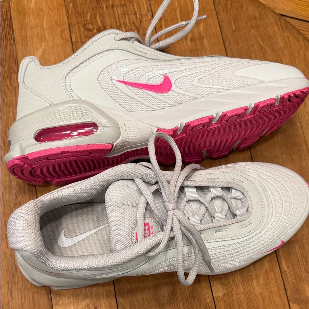 Nike Air Max Nuaxis Women’s 10 White Pink Running Shoes Sneakers